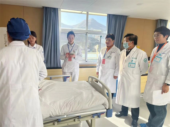 西藏阜康醫院護理部對全院護理人員開展單人徒手心肺復蘇技術考試
